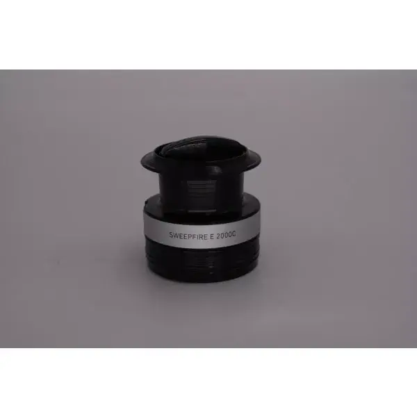 Prix Promo Daiwa Sweepfire E 2000C - Pièces de rechange, bobine avec frein avant, traces d‘utilisation